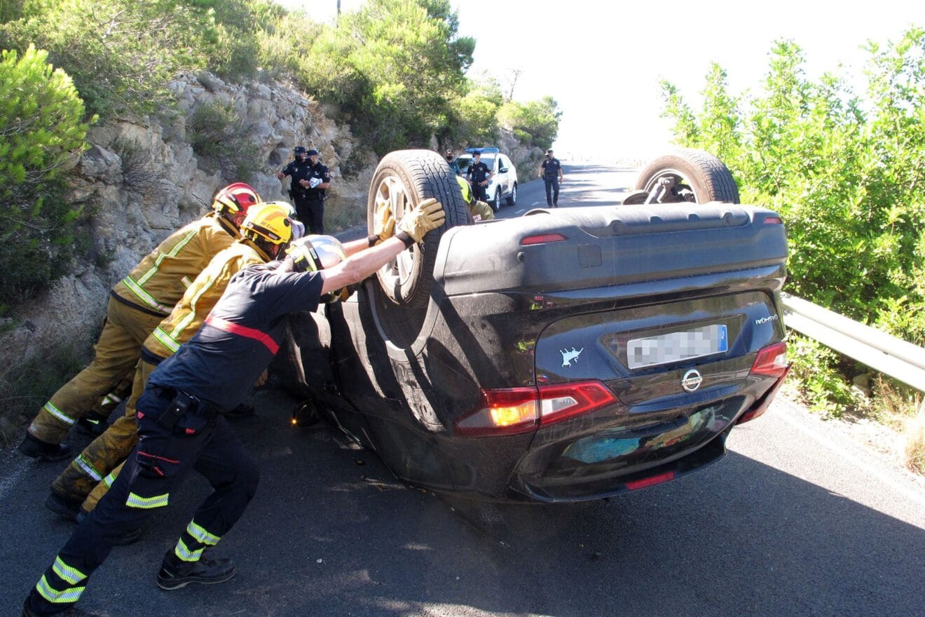 Accidente en Les Planes acaba con un vehículo volcado 08