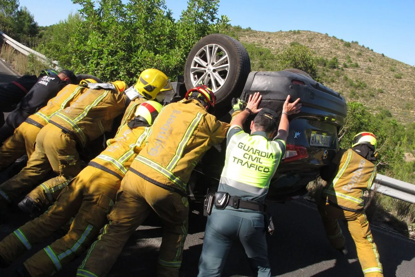 Accidente en Les Planes acaba con un vehículo volcado 09
