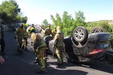 Accidente en Les Planes acaba con un vehículo volcado 10
