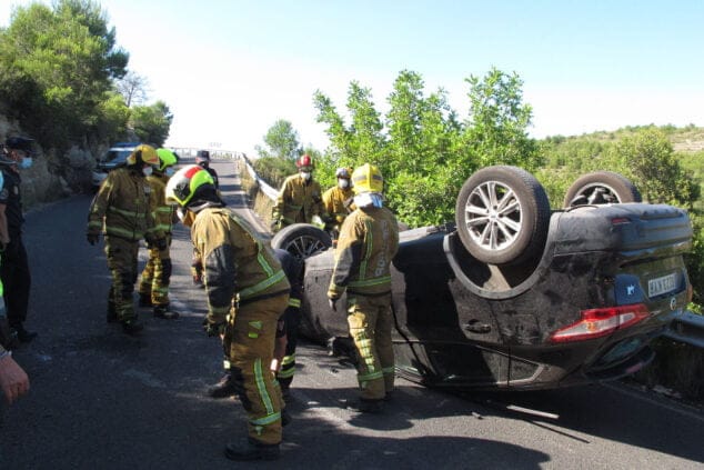 accidente en les planes acaba con un vehiculo volcado 10