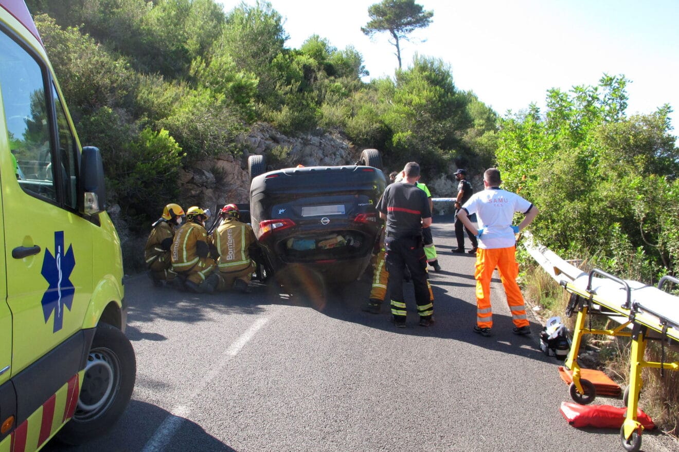 Accidente en Les Planes acaba con un vehículo volcado 11