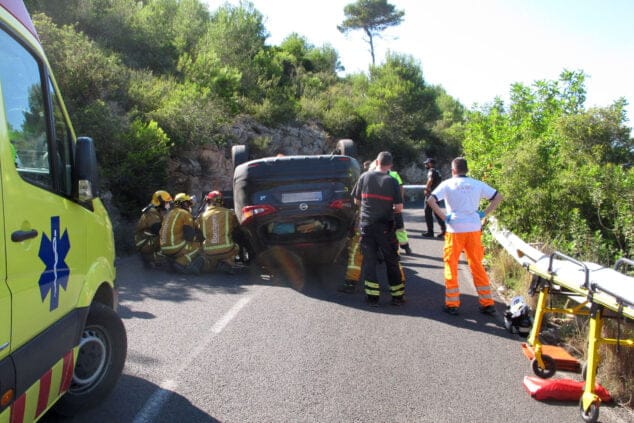 accidente en les planes acaba con un vehiculo volcado 11