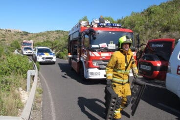 Accidente en Les Planes acaba con un vehículo volcado 12