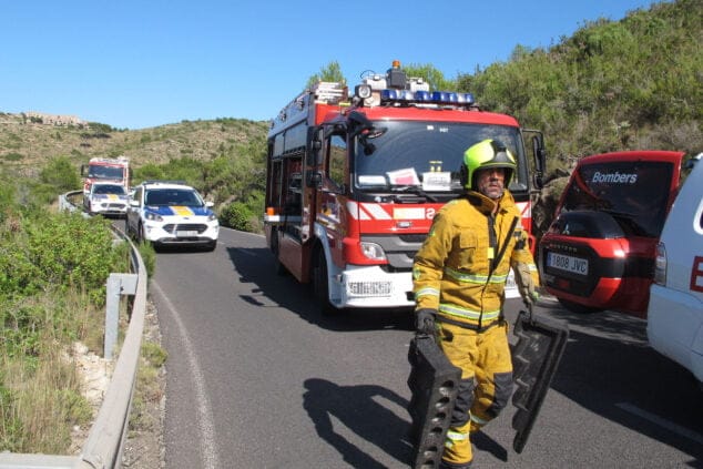 accidente en les planes acaba con un vehiculo volcado 12