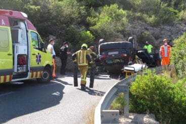 Accidente en Les Planes acaba con un vehículo volcado 13