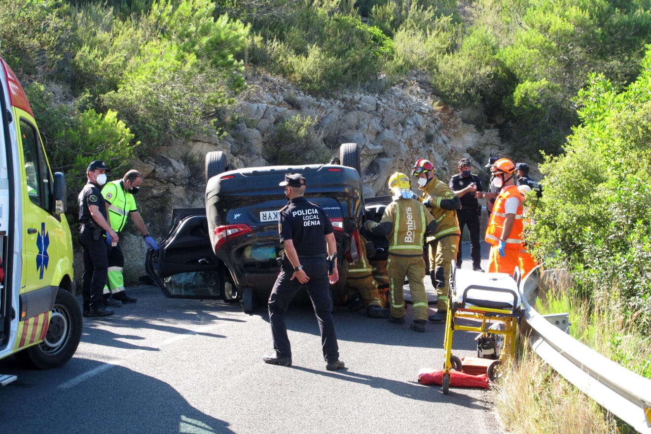Accidente en Les Planes acaba con un vehículo volcado 14