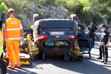 Accidente en Les Planes acaba con un vehículo volcado 16