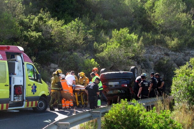 accidente en les planes acaba con un vehiculo volcado 17