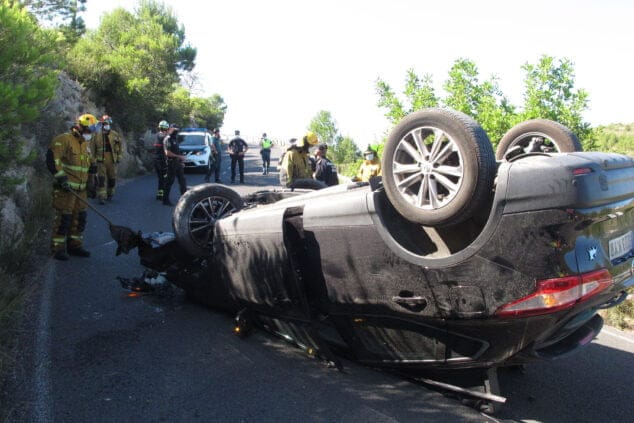 accidente en les planes acaba con un vehiculo volcado 18