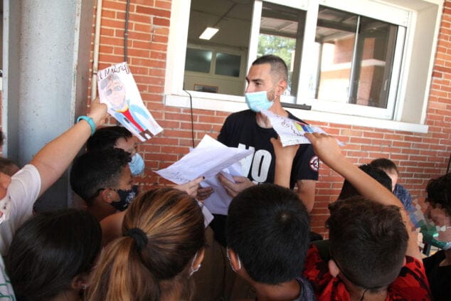 alumnos entregan sus dibujos a malcriat