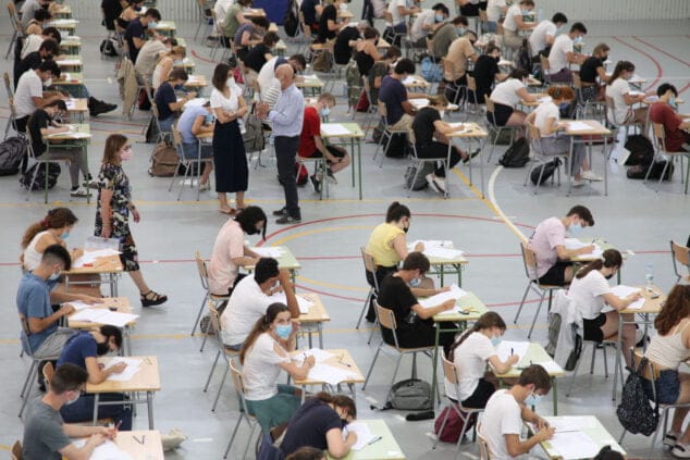 alumnos realizando las pau