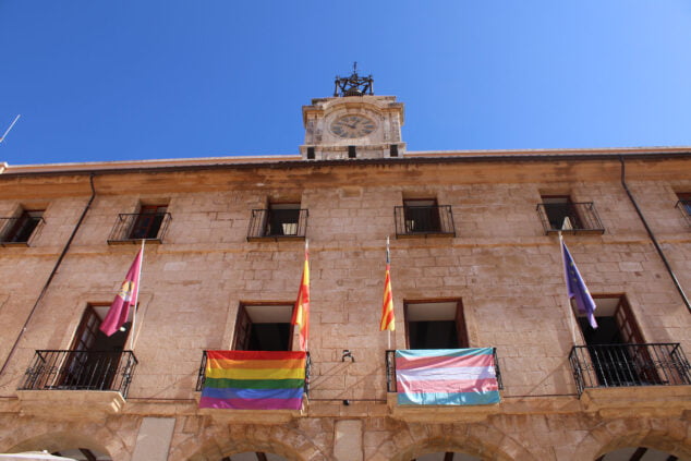 Imagen: Bandera LGTBI+ y trans en el Ayuntamiento de Dénia