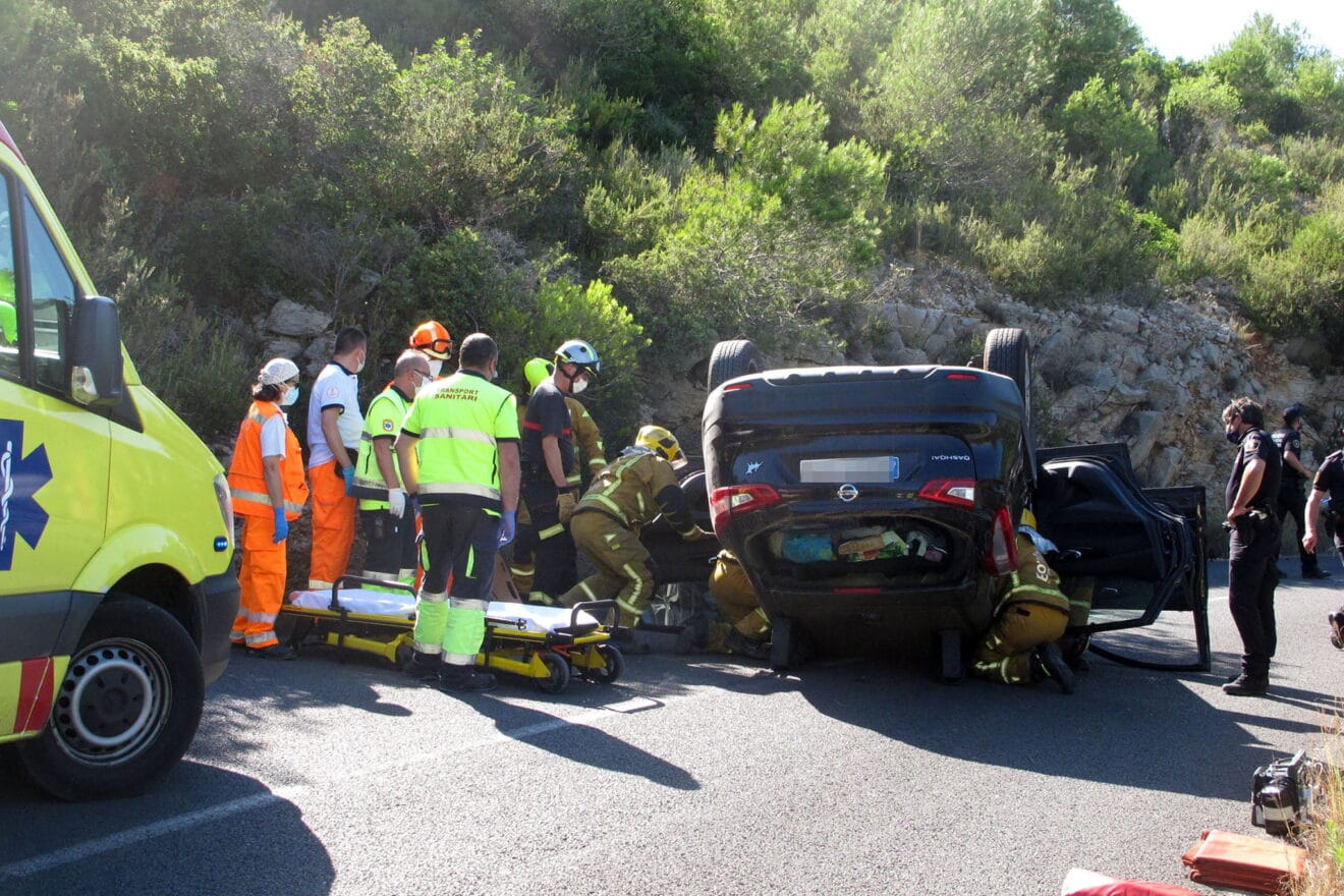 Bomberos excarcelando a la conductora del vehículo