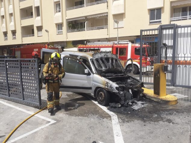 Imagen: Bomberos tras apagar el fuego