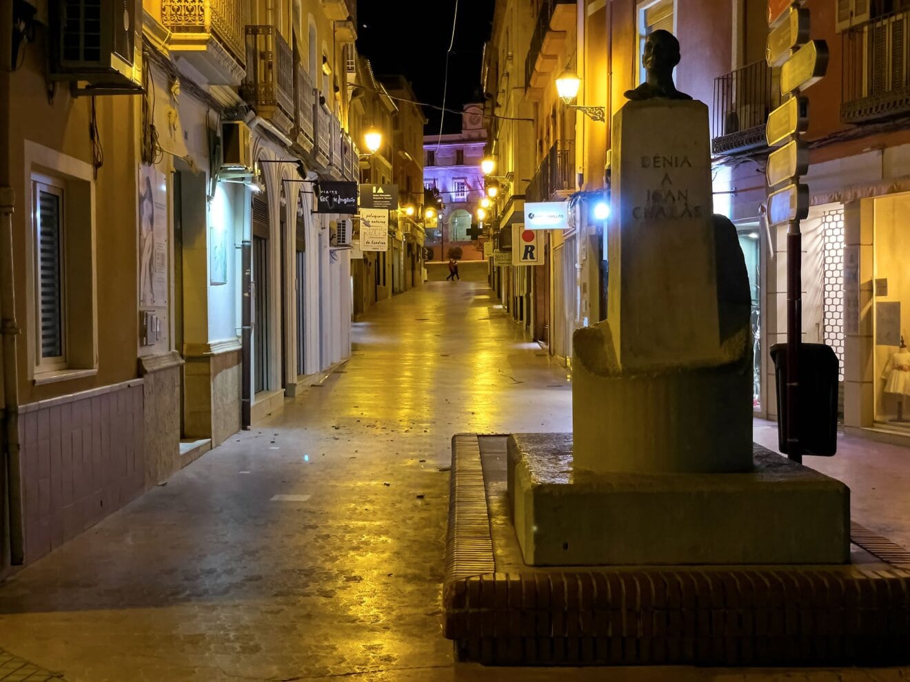 Calle Cop durante la noche dianense