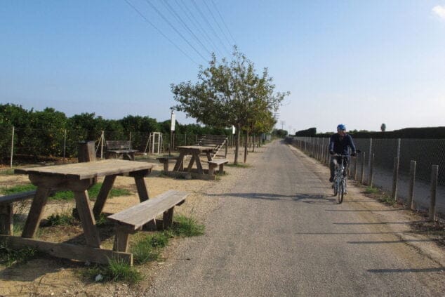 Imagen: Ciclista recorriendo la Vía Verde de Dénia junto a las áreas de descanso y picnic.