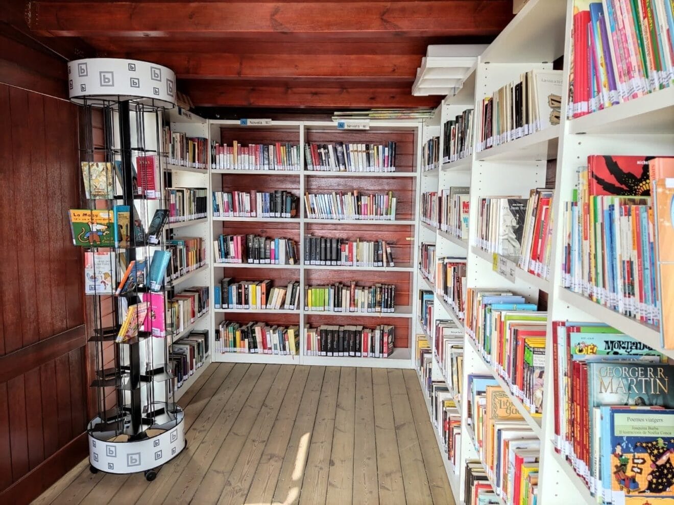 Colección de libros para préstamos de la Biblioplatja