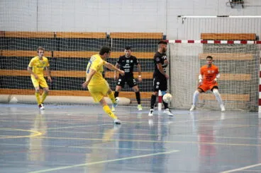 disparo a porteria de un jugador del cfs mar denia