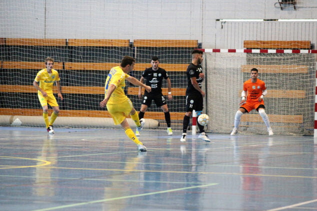 Image: Shot on goal by a CFS Mar Dénia player