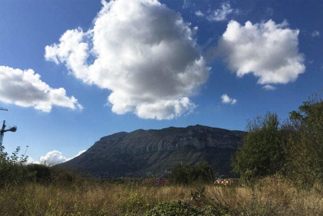Imagen: Vista del macizo del Montgó bajo nubes blancas, la entidad natural más emblemática para hacer senderismo en Dénia.