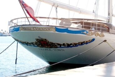 El velero con bandera de las Islas Caimán