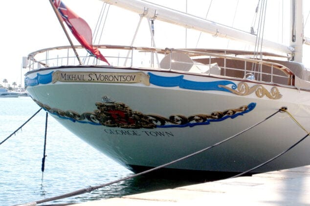 Imagen: El velero con bandera de las Islas Caimán