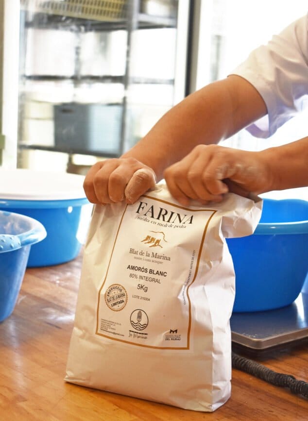 Imatge: Elaboració de pa a Dénia - Beekery