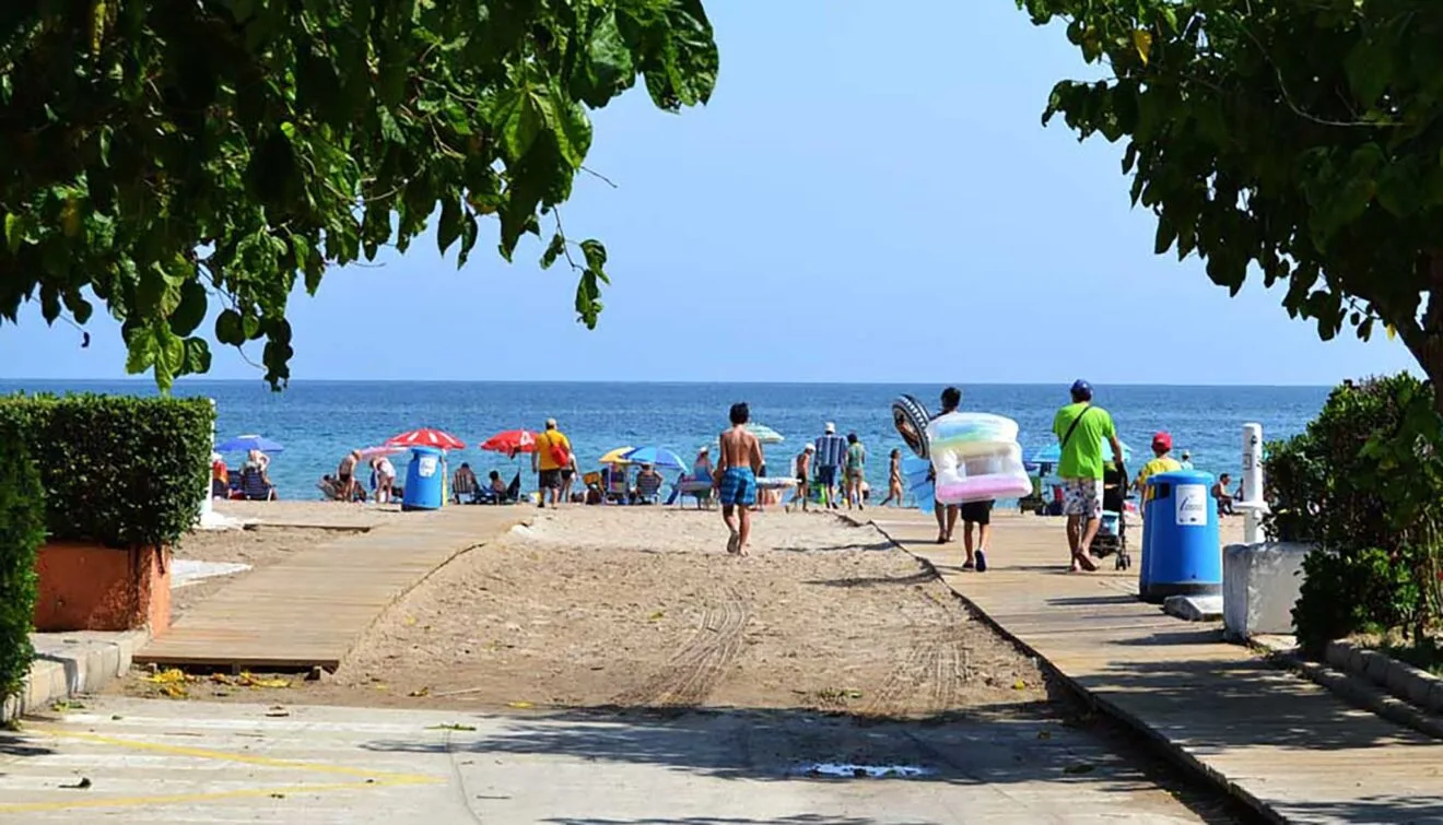 Entrada a la playa de Les Bovetes