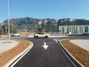 aquesta intervencio permet transformar els passos a nivell de l'antic trenet en creus semaforics i integrar el traçat a l'entorn urbà