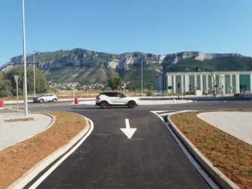 esta intervencion permite transformar los pasos a nivel del antiguo trenet en cruces semaforicos e integrar el trazado en el entorno urbano