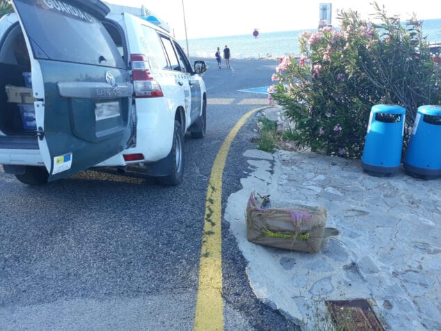 Imagen: Fardo junto al vehículo de la Guardia Civil