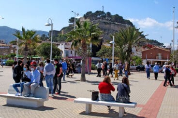 gente paseando por los puestos del puerto de denia durante las ultimas pascuas