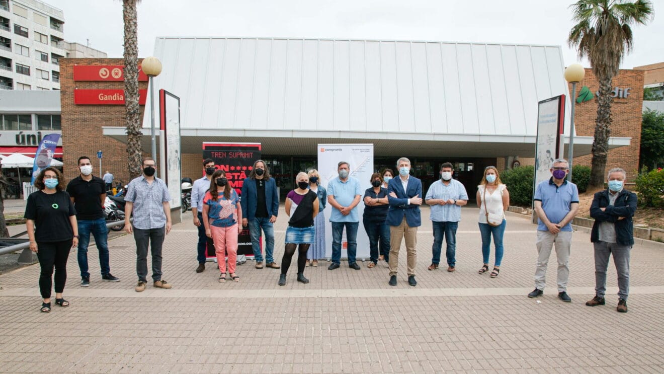 Grupo de representantes de Compromís y distintos ayuntamientos frente a la estación