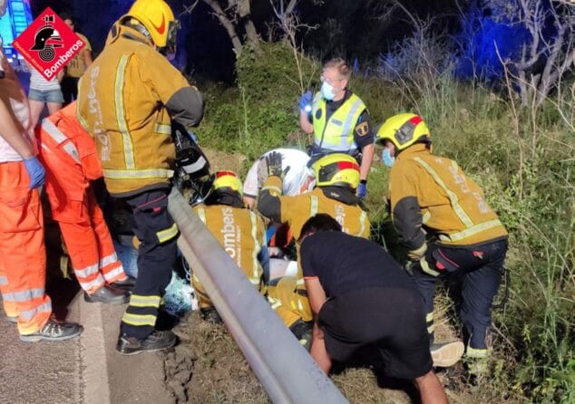 Sacan a un motorista herido grave tras un guardarraíl y es trasladado al Hospital de Dénia 1 Imagen: Intervención de los bomberos en el lugar del accidente