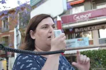 la exconcejala cristina morera en una concentracion en defensa de la sanidad publica