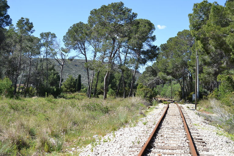 La vía del tren en su paso por el Pinaret d'Elies