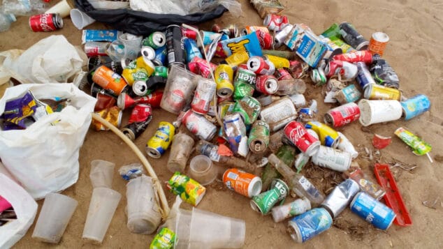 Imagen: Latas retiradas de entre las rocas