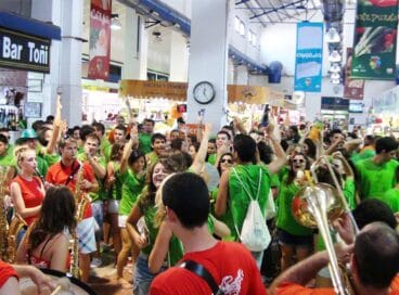 Los quintos de 2014 amenizando el Mercat de Dénia