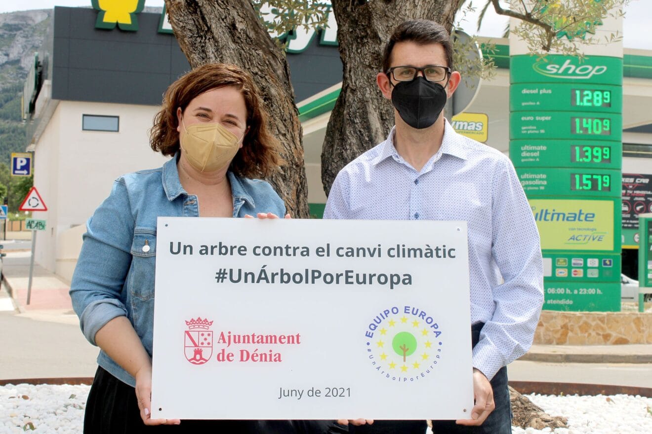 Maite Pérez y Pepe Doménech frente al árbol plantado