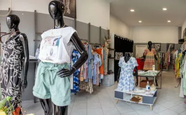 Maniquíes en una tienda de ropa de mujer en Dénia – Patricia Vila