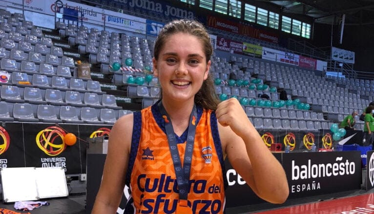 Marta Chico, nueva campeona de España, celebrando la victoria