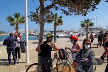 personas paseando con mascarilla por el puerto de denia