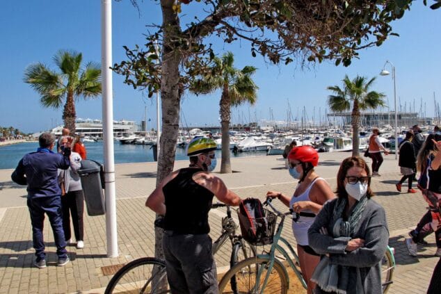 Aprobado el fin de la mascarilla en el exterior, pero solo si se garantiza la distancia de 1'5 metros 1 Imagen: Personas paseando con mascarilla por el puerto de Dénia