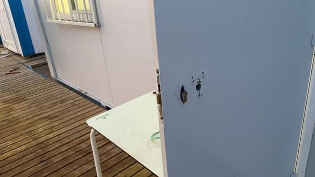 Imagen: Puerta agujereada de la caseta de Punta del Raset