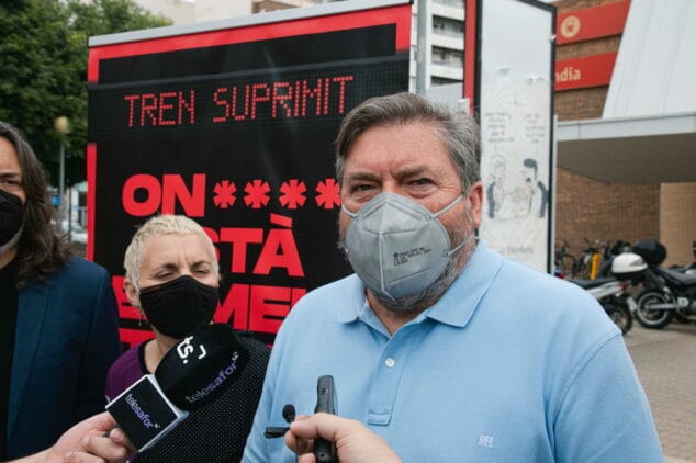 rafa carrio frente a la estacion de tren de gandia