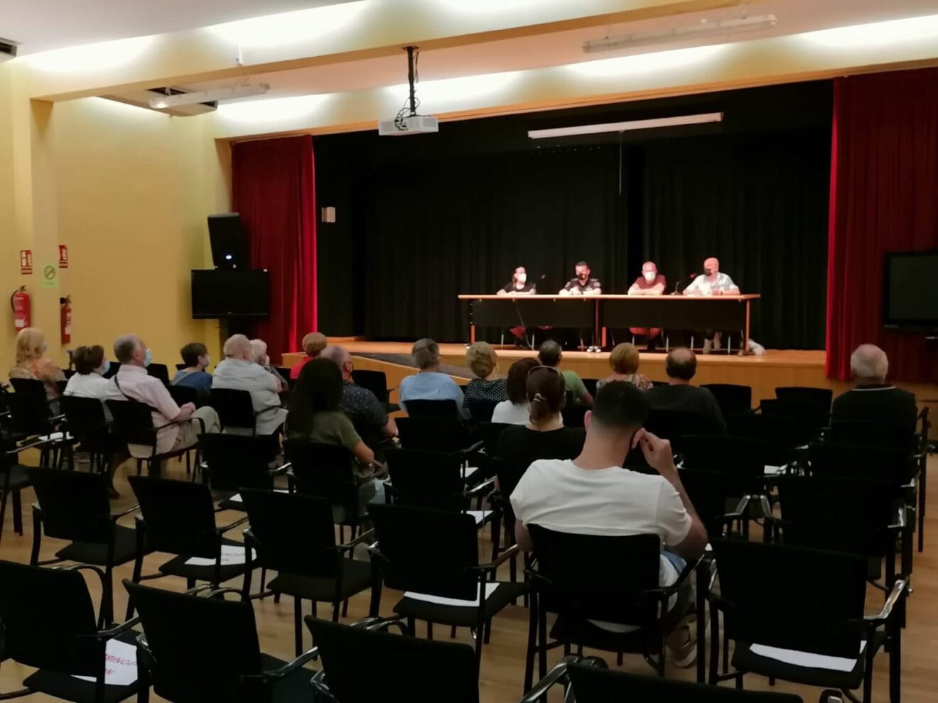 Reunión del Ayuntamiento con los propietarios de Les Rotes