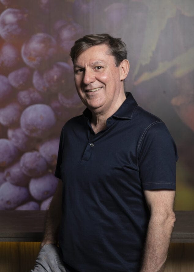 teo pozo en su restaurante