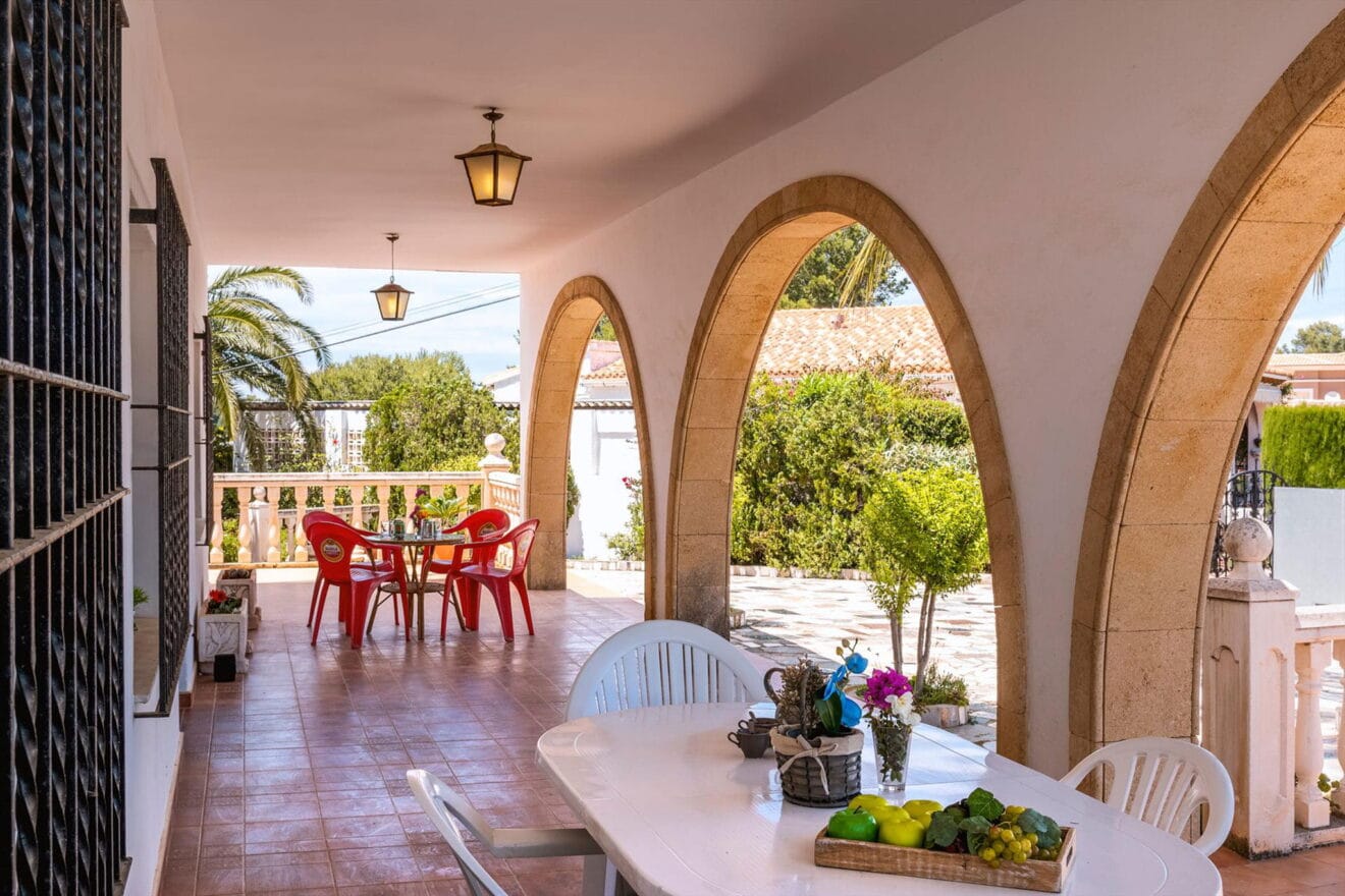 Terraza en una casa de vacaciones para ocho personas en Dénia - Aguila Rent a Villa