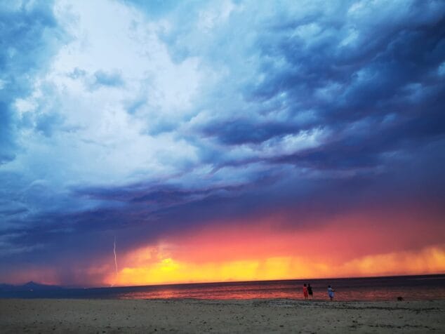 Imagen: Un rayo caé a tierra a la altura de València