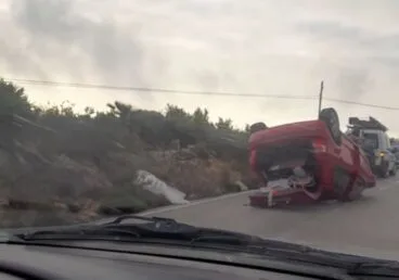 vehiculo accidentado en les planes 1